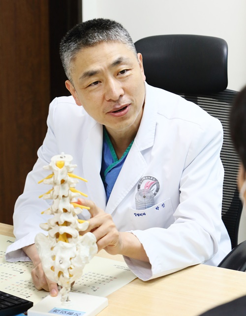 [사진] 강동성심병원 정형외과 박진 교수 (2).jpg