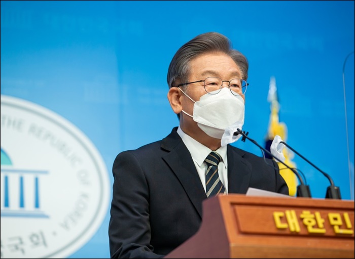 확진자 폭증, 여야 후보 온도차…李 '책임제', 尹 '사과 촉구'