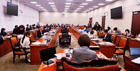 대체조제 사후통보 간소화 법안소위 통과…지역의사제 계류