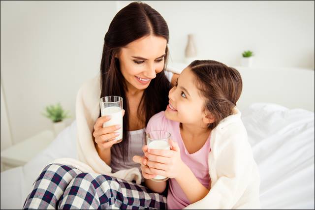 "하루 한 잔 이상 우유 섭취, 성인 근감소 예방에 도움"