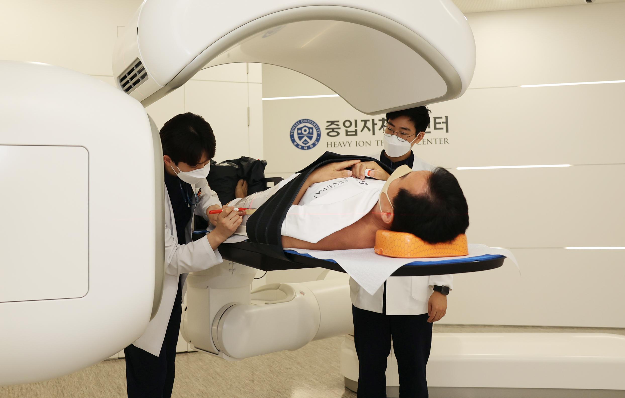 국내 첫 중입자치료 환자 1호는 '전립선암'‥연세의료원, 본격 개시