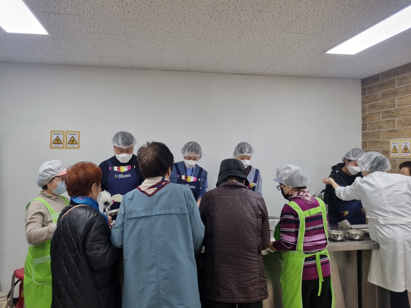 유영제약, 독거노인에 도시락 배달 및 배식 봉사