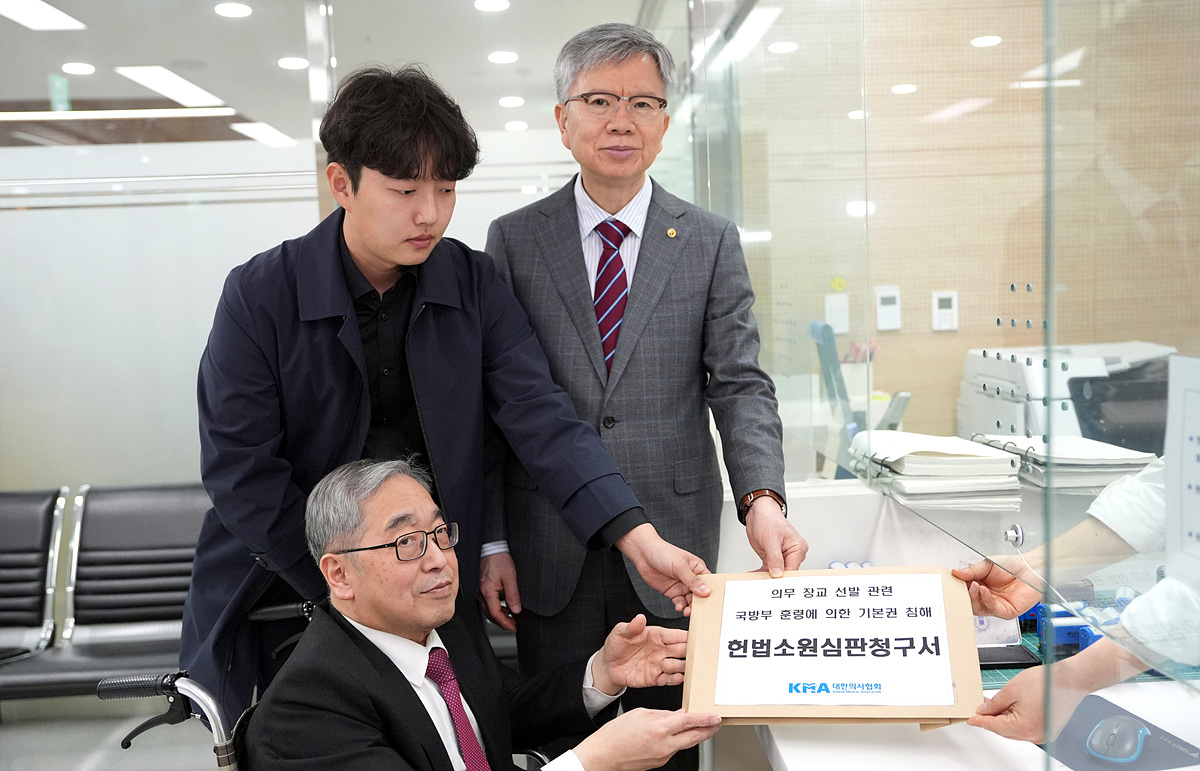2400명 전공의, 입영 기약 없이 '대기'‥헌법소원 청구